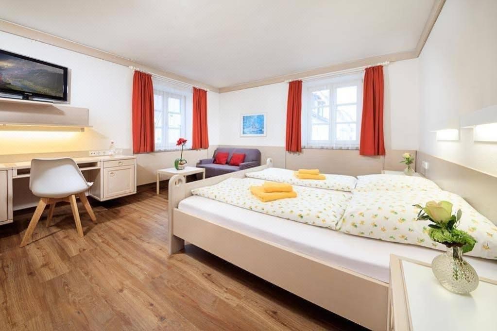 Hotel Und Gasthof Zur Laute Mindelheim Bagian luar foto